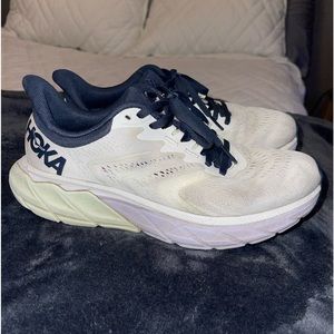 Hoka Arahi 5 "Blanc De Blanc/Outer Space" Women's Running Shoe